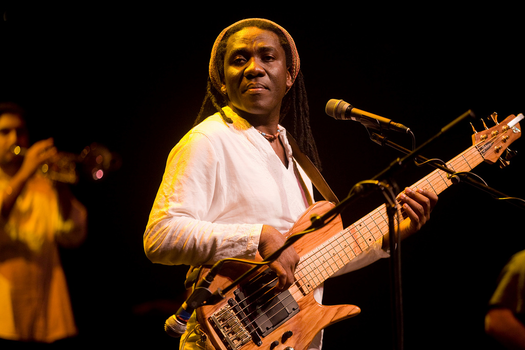 Richard_Bona_in_2009.jpg