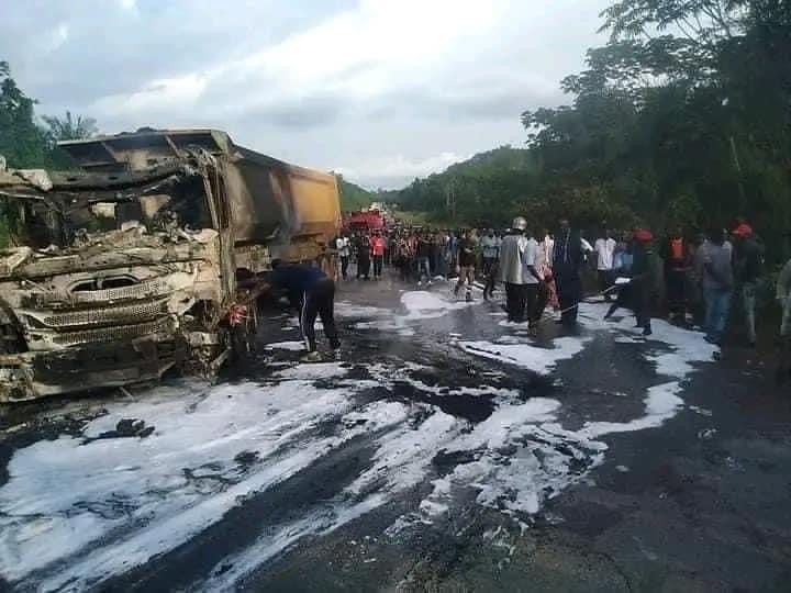 SAD NEWS : 4 Person Reportedly Dead in Accident Along the Yaounde- Douala Highway