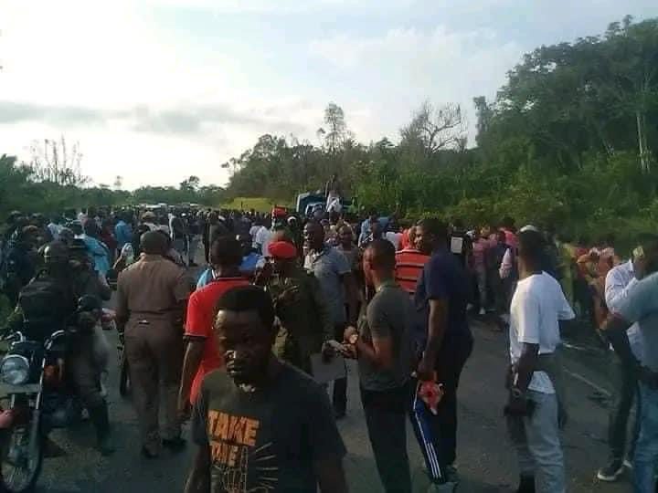 SAD NEWS : 4 Person Reportedly Dead in Accident Along the Yaounde- Douala Highway